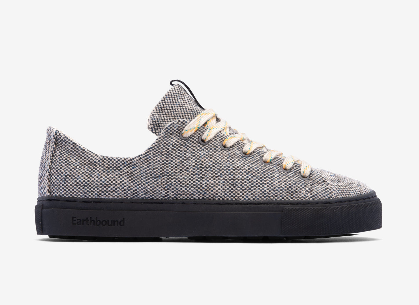 MINERA Sirius | Nachhaltige Sneakers | Seitenansicht mit hellen Schuhbändern