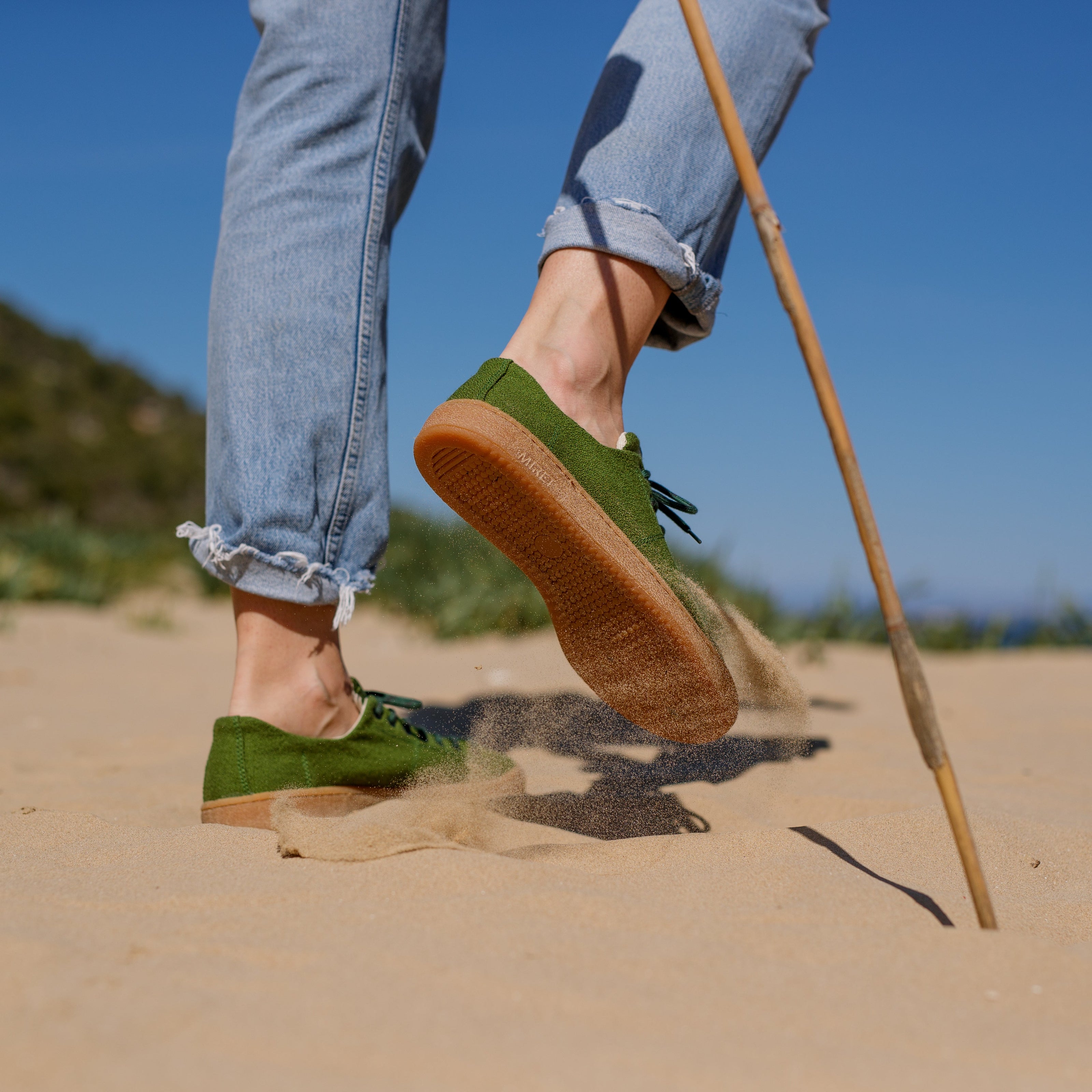 LESHY Moss x Honey | Nachhaltige Sneakers | Outdoor Lifestyle Shot