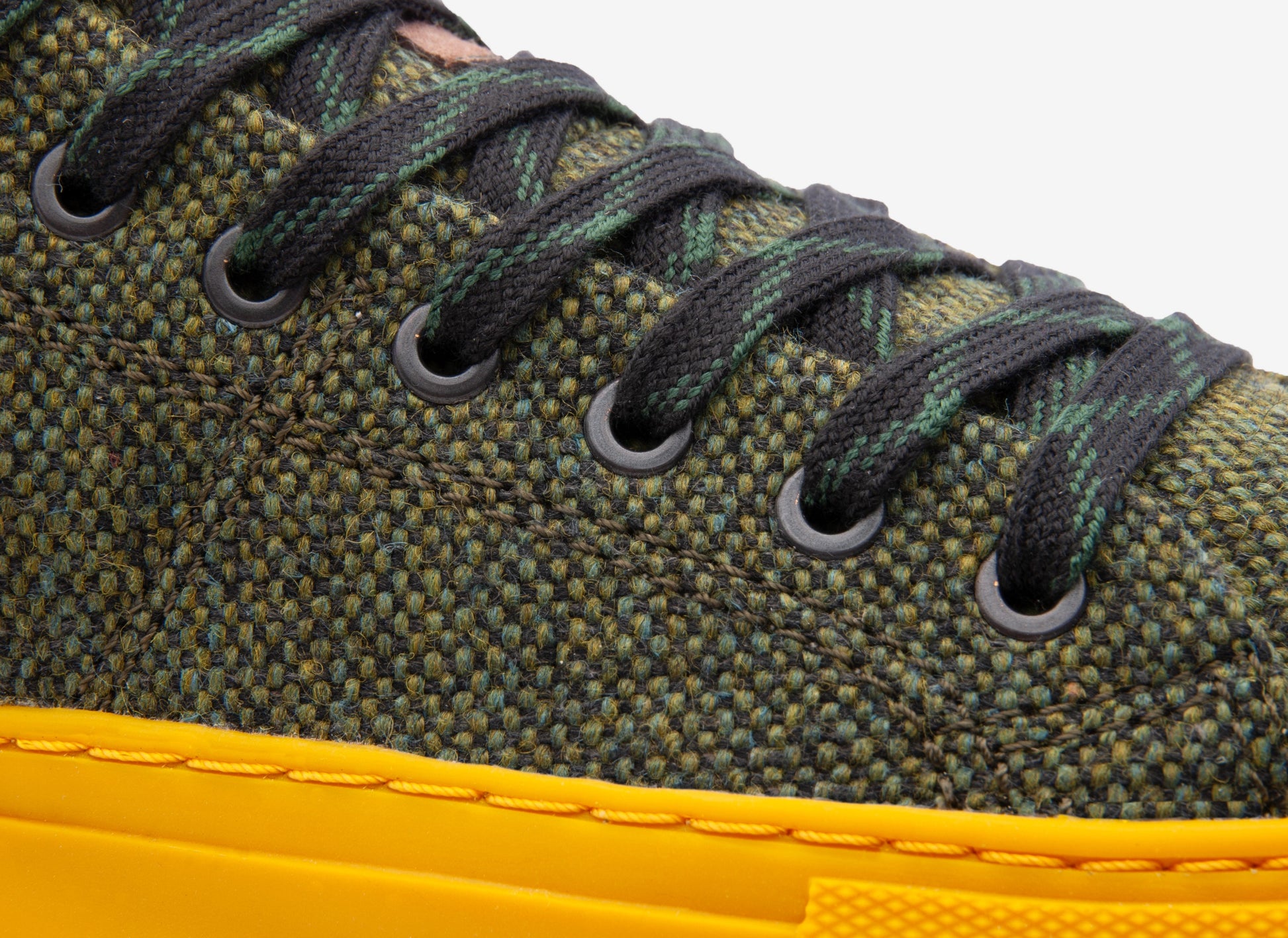 MINERA Greenstar | Nachhaltige Sneakers | Detailansicht mit dunklen Schuhbändern